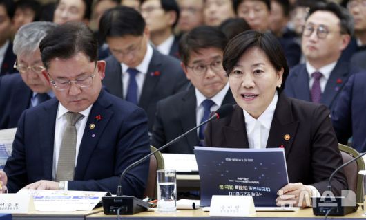 [세종=뉴시스] 최동준 기자 = 송미령 농림축산식품부 장관이 지난 11일 세종시 정부세종컨벤션센터에서 '희망찬 농업·농촌, 모두가 행복하게 일하는 나라' 농림축산식품부 업무보고를 하고 있다. 왼쪽은 이승돈 농촌진흥청장. 2025.12.11. photocdj@newsis.com
