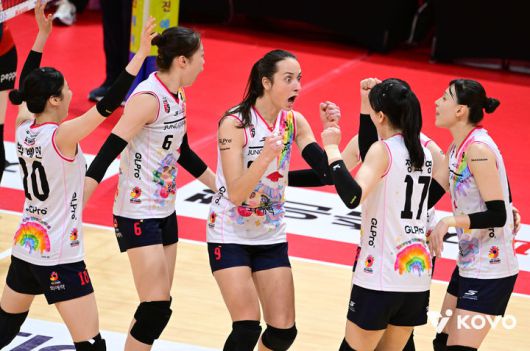 [서울=뉴시스] 여자 프로배구 정관장 선수들이 12일 광주페퍼스타디움에서 열린 진에어 2025~2026 V-리그 여자부 페퍼저축은행과의 경기에서 득점에 성공한 뒤 기뻐하고 있다. (사진=KOVO 제공) 2025.12.12