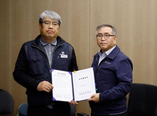 [서울=뉴시스] 한영희(오른쪽) 서울교통공사 사장 직무대행이 12일 오전 서울 성동구 서울교통공사에서 김태균 민주노총 공공운수노조 서울교통공사노조위원장과 임금·단체협약을 체결한 뒤 기념촬영 하고 있다. (사진=서울교통공사 제공) 2025.12.12. photo@newsis.com *재판매 및 DB 금지