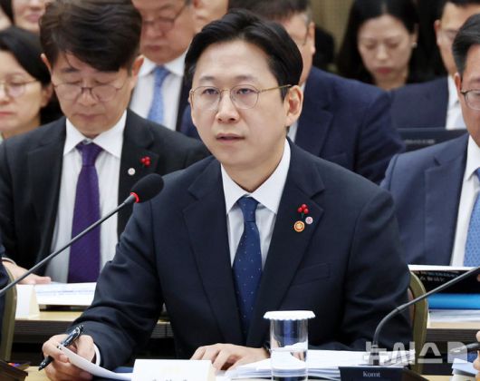 [세종=뉴시스] 최동준 기자 = 배경훈 부총리 겸 과학기술정보통신부 장관이 12일 세종시 정부세종컨벤션센터에서 이재명 대통령에게 과학기술정보통신부 업무보고를 하고 있다. (대통령실통신사진기자단) 2025.12.12. photocdj@newsis.com