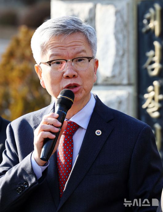 [서울=뉴시스] 최진석 기자 = 김택우 대한의사협회 회장이 지난 12일 서울 서초구 대검찰청 앞에서 열린 의대정원 증원 절차 감사원 감사 결과에 따른 전 대통령 및 관계자 고발 기자회견에서 발언하고 있다. 2025.12.12. myjs@newsis.com