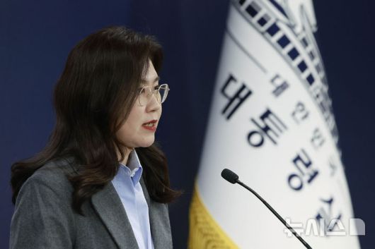 [서울=뉴시스] 최동준 기자 = 강유정 대변인이 12일 서울 용산 대통령실 청사에서 캄보디아 스캠 범죄 대응 성과 관련 브리핑을 하고 있다. 2025.12.12. photocdj@newsis.com