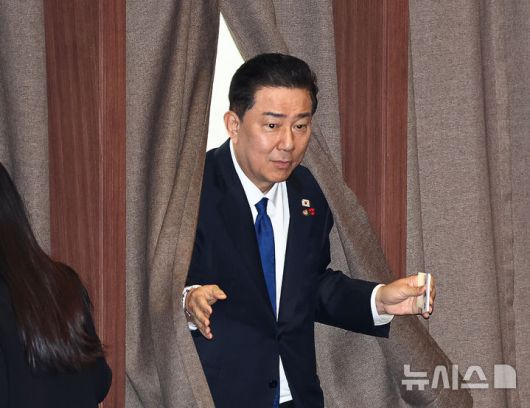 [서울=뉴시스] 김명년 기자 = 김병기 더불어민주당 원내대표가 12일 오후 서울 여의도 국회에서 열린 본회의에서 형사소송법 일부개정법률안(대안)에 대한 무제한토론 종결동의의건 투표를 하고 있다. 2025.12.12. kmn@newsis.com