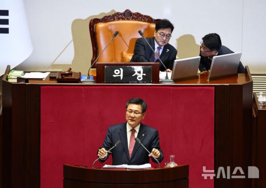 [서울=뉴시스] 김명년 기자 = 이헌승 국민의힘 의원이 12일 오후 서울 여의도 국회에서 열린 본회의에서 은행법 일부개정법률안에 대한 무제한토론(필리버스터)을 하고 있다. 2025.12.12. photo@newsis.com