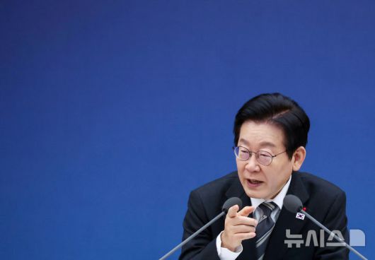 [세종=뉴시스] 최동준 기자 = 이재명 대통령이 12일 세종시 정부세종컨벤션센터에서 열린 과학기술정보통신부·개인정보보호위원회 업무보고에서 발언하고 있다. (대통령실통신사진기자단) 2025.12.12. photocdj@newsis.com