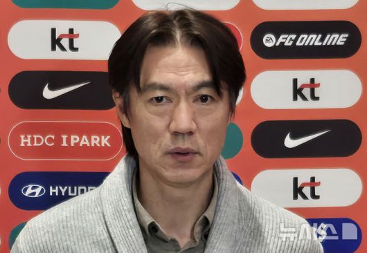 [인천공항=뉴시스] 하근수 기자= 2026 국제축구연맹(FIFA) 북중미 월드컵 조 추첨식과 베이스캠프 후보지 답사를 마친 홍명보 축구 국가대표팀 감독이 12일 오후 인천국제공항 제2여객터미널을 통해 귀국해 취재진 질문에 답변하고 있다. 2025.12.12. hatriker22@newsis.com