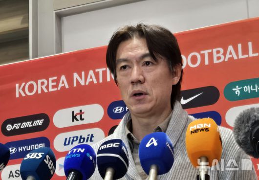 [인천공항=뉴시스] 하근수 기자= 2026 국제축구연맹(FIFA) 북중미 월드컵 조 추첨식과 베이스캠프 후보지 답사를 마친 홍명보 축구 국가대표팀 감독이 12일 오후 인천국제공항 제2여객터미널을 통해 귀국해 취재진 질문에 답변하고 있다. 2025.12.12. hatriker22@newsis.com