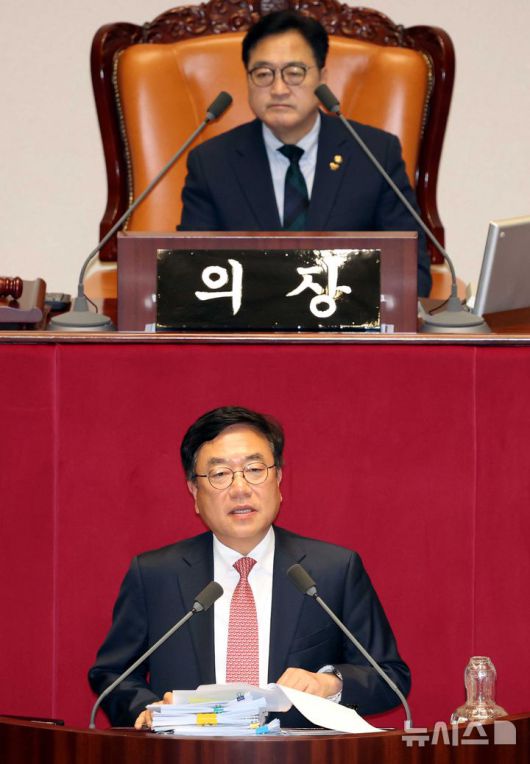 [서울=뉴시스] 조성봉 기자 = 서범수 국민의힘 의원이 13일 오후 서울 여의도 국회에서 열린 본회의에서 경찰관직무집행법 일부개정법률안에 대한 무제한토론(필리버스터)을 하고 있다.  2025.12.13. suncho21@newsis.com