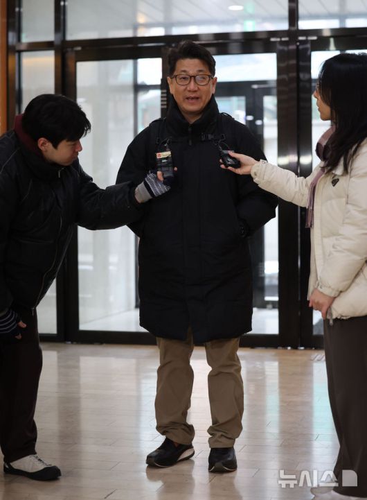 [서울=뉴시스] 권창회 기자 = 쿠팡 일용직 노동자 퇴직금 미지급 사건 수사 과정에서 상관의 외압이 있었다고 폭로한 문지석 검사가 14일 서울 서초구 관봉권 띠지 폐기 의혹 및 쿠팡 퇴직금 불기소 외압 의혹 진상규명을 위한 특검 사무실로 출석하고 있다. 2025.12.14. kch0523@newsis.com