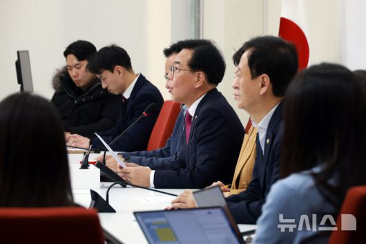 [서울=뉴시스] 고승민 기자 = 송언석 국민의힘 원내대표가 14일 서울 여의도 국회에서 현안 기자간담회를 하고 있다. 2025.12.14. kkssmm99@newsis.com