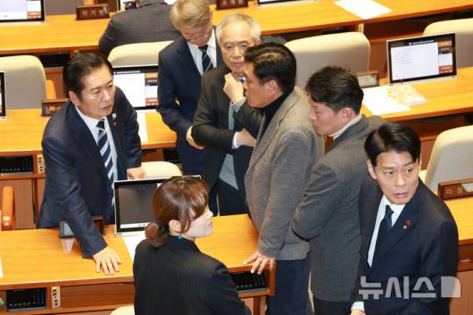 [서울=뉴시스] 고승민 기자 = 정청래 더불어민주당 대표가 14일 서울 여의도 국회에서 열린 본회의에서 조승래 등 의원들과 대화하고 있다. 2025.12.14. kkssmm99@newsis.com