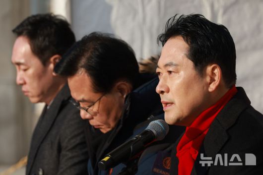 [서울=뉴시스] 고승민 기자 = 장동혁 국민의힘 대표가 15일 서울 여의도 국회 본관에 마련된 천막에서 열린 최고위원회의에서 발언하고 있다. 2025.12.15. kkssmm99@newsis.com