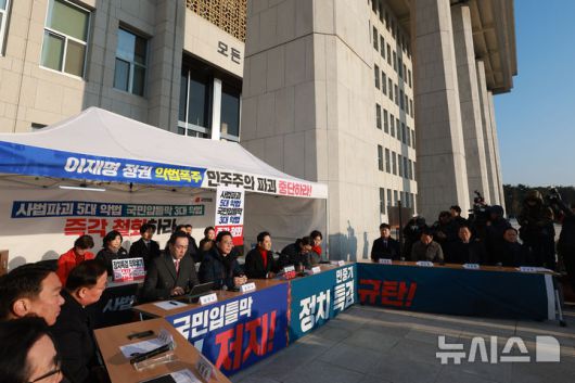 [서울=뉴시스] 고승민 기자 = 장동혁 국민의힘 대표가 15일 서울 여의도 국회 본관에 마련된 천막에서 열린 최고위원회의에서 발언하고 있다. 2025.12.15. kkssmm99@newsis.com