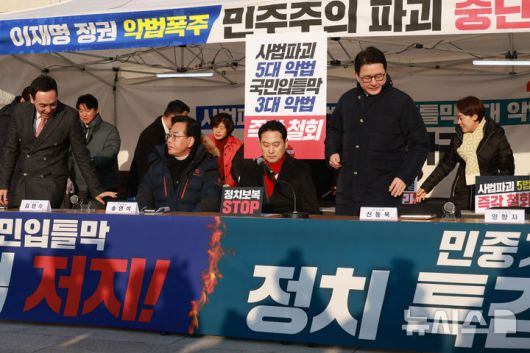 [서울=뉴시스] 고승민 기자 = 국민의힘 장동혁 대표와 송언석 원내대표가 15일 서울 여의도 국회 본관에 마련된 천막에서 열린 최고위원회의에 참석하고 있다. 2025.12.15. kkssmm99@newsis.com