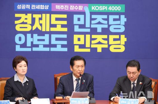 [서울=뉴시스] 조성봉 기자 = 정청래 더불어민주당 대표가 15일 오전 서울 여의도 국회에서 열린 최고위원회의에서 발언을 하고 있다. 2025.12.15. suncho21@newsis.com