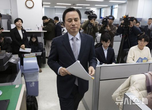 [서울=뉴시스] 이영환 기자 = 조은석 내란특검이 15일 오전 서울 서초구 서울고등검찰청에 마련된 내란특검에서 열린 12·3 비상계엄 관련 내란·외환 혐의 수사 결과 발표에 참석하고 있다. (공동취재) 2025.12.15. photo@newsis.com