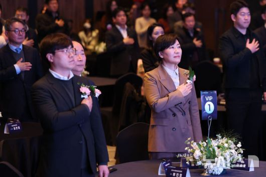 [서울=뉴시스] 권창회 기자 = 사진은 송미령 농림축산식품부 장관이 지난 15일 오전 서울 서초구 양재 aT센터에서 열린 2025 농산물유통 혁신대전에서 국민의례를 하고 있는 모습. 2025.12.15. kch0523@newsis.com