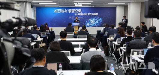 [서울=뉴시스] 박주성 기자 = 임문영 국가인공지능전력위원회 부위원장이 15일 오후 서울 중구 서울스퀘어에서 열린 대통령 직속 국가인공지능전략위원회 출범 100일 기자간담회에서 브리핑을 하고 있다. 2025.12.15. park7691@newsis.com