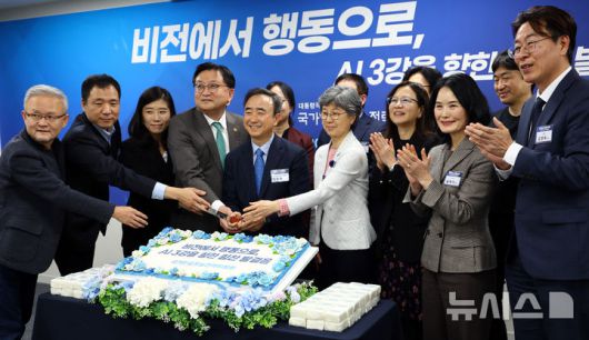 [서울=뉴시스] 박주성 기자 = 임문영 국가인공지능전력위원회 부위원장과 참석자들이 15일 오후 서울 중구 서울스퀘어에서 열린 대통령 직속 국가인공지능전략위원회 출범 100일 기자간담회에서 축하 케이크를 자르고 있다. 2025.12.15. park7691@newsis.com