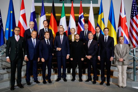 [베를린=AP/뉴시스] 15일 우크라의 젤렌스키 대통령 그리고 위트코프 및 쿠슈너 미국 대표가 독일 베를린에서 유럽 주요국 정상 및 NATO,, EU 대표들과 만난 뒤 사진을 찍고 있다. 2025.12.16.