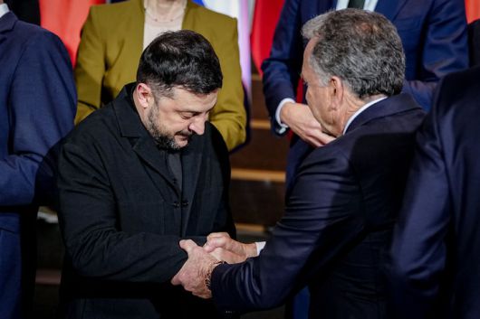 [베를린=AP/뉴시스] 볼로디미르 젤렌스키(왼쪽) 우크라이나 대통령이 15일(현지 시간) 독일 베를린의 연방 총리실에서 열린 우크라이나 정상회의에 앞서 각국 정상들과 단체 사진을 찍으면서 스티브 위트코프 미국 특사와 악수하고 있다. 2025.12.16.