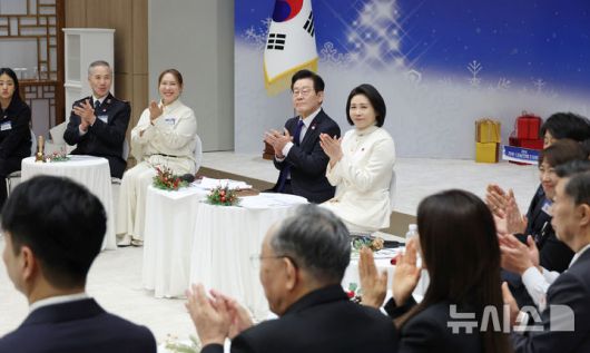 [서울=뉴시스] 최동준 기자 = 이재명 대통령과 김혜경 여사가 16일 용산 대통령실에서 열린 기부나눔 초청행사에서 박수를 치고 있다. (대통령실통신사진기자단) 2025.12.16. photocdj@newsis.com