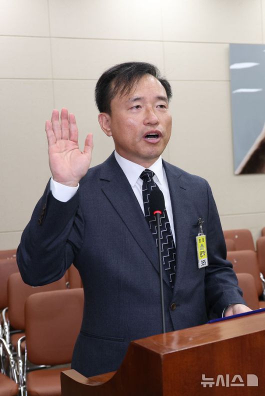 [서울=뉴시스] 김금보 기자 = 김종철 방송미디어통신위원회 위원장 후보자가 16일 오전 서울 여의도 국회 과학기술정보방송통신위원회에서 열린 인사청문회에서 선서를 하고 있다. 2025.12.16. kgb@newsis.com