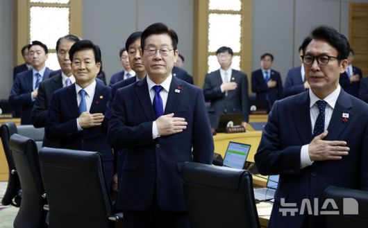 [세종=뉴시스] 최동준 기자 = 이재명 대통령이 16일 세종시 정부세종청사에서 열린 국무회의에서 참석자들과 국민의례를 하고 있다. 2025.12.16. photocdj@newsis.com