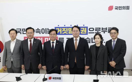 [서울=뉴시스] 조성봉 기자 = 송언석 국민의힘 원내대표와 천하람 개혁신당 원내대표가 17일 오전 서울 여의도 국회에서 ‘통일교 특검’관련 회동 전 기념촬영을 하고 하고 있다. 2025.12.17. suncho21@newsis.com