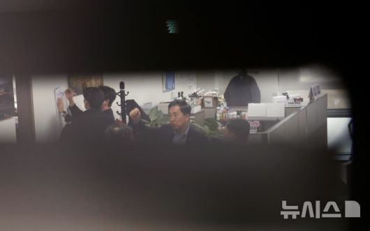 [서울=뉴시스] 조성봉 기자 = 김기현 국민의힘 의원이 17일 오후 서울 여의도 국회 의원회관 사무실에서 분주한 모습을 보이고 있다. 이날 김건희 여사의 '로저비비에 가방 수수 의혹'을 수사하는 민중기 특별검사팀은 김 의원의 사무실에 수사관 등을 보내 압수수색을 하고 있다. 2025.12.17. suncho21@newsis.com