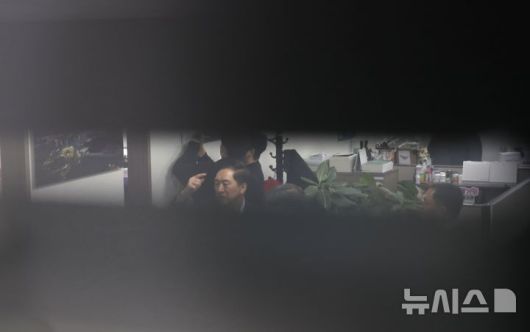 [서울=뉴시스] 조성봉 기자 = 김기현 국민의힘 의원이 17일 오후 서울 여의도 국회 의원회관 사무실에서 분주한 모습을 보이고 있다. 이날 김건희 여사의 '로저비비에 가방 수수 의혹'을 수사하는 민중기 특별검사팀은 김 의원의 사무실에 수사관 등을 보내 압수수색을 하고 있다. 2025.12.17. suncho21@newsis.com