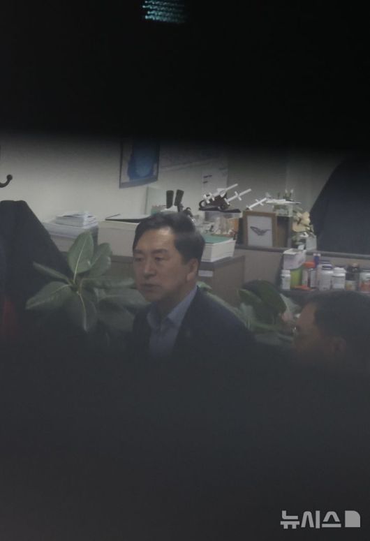 [서울=뉴시스] 조성봉 기자 = 김기현 국민의힘 의원이 17일 오후 서울 여의도 국회 의원회관 사무실에서 분주한 모습을 보이고 있다. 이날 김건희 여사의 '로저비비에 가방 수수 의혹'을 수사하는 민중기 특별검사팀은 김 의원의 사무실에 수사관 등을 보내 압수수색을 하고 있다. 2025.12.17. suncho21@newsis.com
