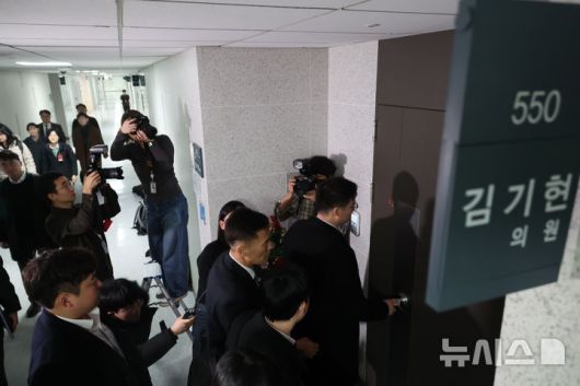 [서울=뉴시스] 조성봉 기자 = 17일 오후 서울 여의도 국회 의원회관 김기현 국민의힘 사무실에 김건희 여사의 '로저비비에 가방 수수 의혹'을 수사하는 민중기 특별검사팀이 압수수색을 위해 들어가고 있다. 2025.12.17. suncho21@newsis.com