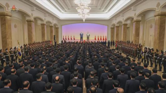 [서울=뉴시스] 북한 조선중앙TV는 17일 김정은 북한 국무위원장이 아버지인 김정일 국방위원장 14주기를 맞아 금수산태양궁전을 참배했다고 보도했다. (사진=조선중앙TV 캡쳐) 2025.12.17. photo@newsis.com *재판매 및 DB 금지