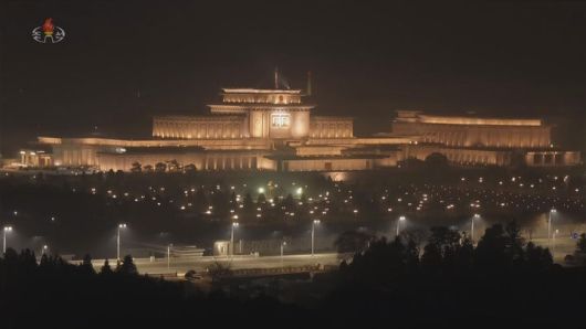 [서울=뉴시스] 북한 조선중앙TV는 17일 김정은 북한 국무위원장이 아버지인 김정일 국방위원장 14주기를 맞아 금수산태양궁전을 참배했다고 보도했다. (사진=조선중앙TV 캡쳐) 2025.12.17. photo@newsis.com *재판매 및 DB 금지