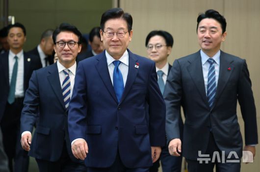 [세종=뉴시스] 최동준 기자 = 이재명 대통령이 17일 세종시 정부세종컨벤션센터에서 열린 산업통상자원부·지식재산처·중소벤처기업부 업무보고에 입장하고 있다. (대통령실통신사진기자단) 2025.12.17. photocdj@newsis.com