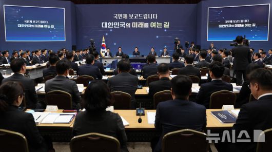 [세종=뉴시스] 최동준 기자 = 이재명 대통령이 17일 세종시 정부세종컨벤션센터에서 열린 산업통상자원부·지식재산처·중소벤처기업부 업무보고에서 발언하고 있다. (대통령실통신사진기자단) 2025.12.17. photocdj@newsis.com