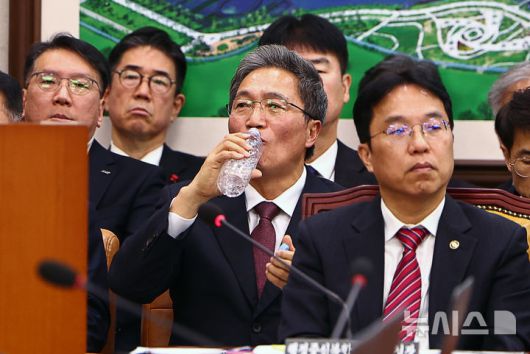 [서울=뉴시스] 김명년 기자 = 이학재 인천국제공항공사 사장이 17일 오전 서울 여의도 국회 국토교통위원회 전체회의에 출석해 물을 마시고 있다. 2025.12.17. kmn@newsis.com