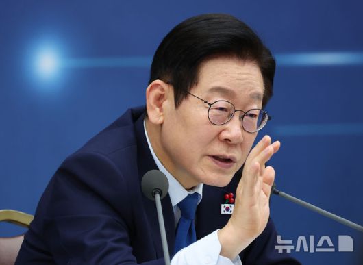 [세종=뉴시스] 최동준 기자 = 이재명 대통령이 17일 세종시 정부세종컨벤션센터에서 열린 산업통상자원부·지식재산처·중소벤처기업부 업무보고에서 김용선 지식재산처장에게 질문하고 있다. (대통령실통신사진기자단) 2025.12.17. photocdj@newsis.com