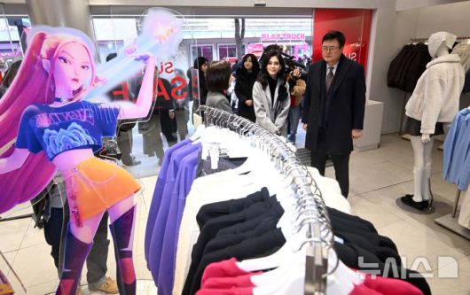 [서울=뉴시스] 권창회 기자 = 이부진 한국방문의해위원장과 김대현 문화체육관광부 2차관이 17일 오전 서울 중구 명동거리 일대에서 열리고 있는 코리아그랜드세일 행사장을 방문해 현장점검을 하고 있다. (공동취재) 2025.12.17. photo@newsis.com