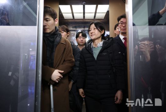 [서울=뉴시스] 김금보 기자 = 민중기 특별검사팀이 17일 오후 서울 여의도 국회 의원회관에서 김기현 국민의힘 의원 사무실에 대한 수색을 마친 뒤 빈손으로 이동하고 있다. 특검은 김건희 여사에게 로저비비에 가방을 선물했다는 의혹을 받는 김기현 국민의힘 의원에 대한 강제수사에 나섰으나 의원실에서 빈손으로 나왔다. 2025.12.17. kgb@newsis.com