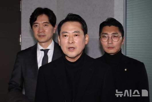 [서울=뉴시스] 김금보 기자 = 장동혁 국민의힘 대표가 17일 오후 서울 여의도 국회 의원회관 김기현 국민의힘 의원 사무실에서 민중기 특별검사팀의 수색 경과를 확인한 뒤 취재진 질의에 답하고 있다. 2025.12.17. kgb@newsis.com