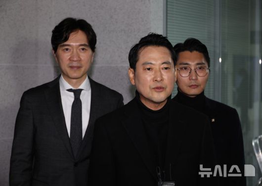 [서울=뉴시스] 김금보 기자 = 장동혁 국민의힘 대표가 17일 오후 서울 여의도 국회 의원회관 김기현 국민의힘 의원 사무실에서 민중기 특별검사팀의 수색 경과를 확인한 뒤 취재진 질의에 답하고 있다. 2025.12.17. kgb@newsis.com