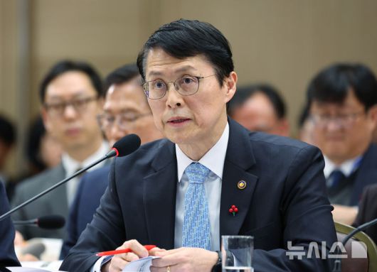 [세종=뉴시스] 최동준 기자 = 최원호 원자력안전위원회 위원장이 17일 세종시 정부세종컨벤션센터에서 원자력안전위원회 업무보고를 하고 있다. (대통령실통신사진기자단) 2025.12.17. photocdj@newsis.com