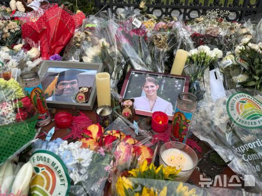 [로드아일랜드=AP/뉴시스] 2025년 12월 17일(현지시각) 미국 로드아일랜드주 프로비던스의 브라운대 정문 앞에서, 버지니아주 브랜더밀 출신의 18세 신입생 무함마드 아지즈 우무르조코프와 앨라배마주 버밍엄 인근 출신의 19세 2학년생 엘라 쿡의 사진 주위에 꽃과 촛불이 놓여 있다. 2025.12.17.