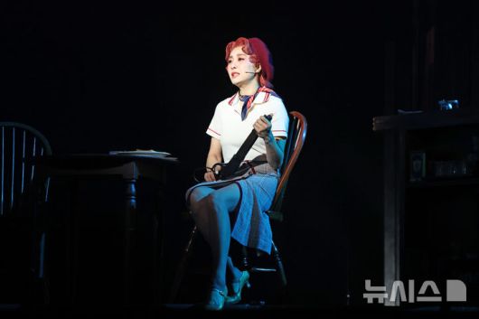 [서울=뉴시스] 박진희 기자 = 뮤지컬 '보니 앤 클라이드' 출연 배우 옥주현이 18일 서울 종로구 홍익대 대학로 아트센터 대극장에서 주요 장면을 시연하고 있다. 2025.12.18. pak7130@newsis.com