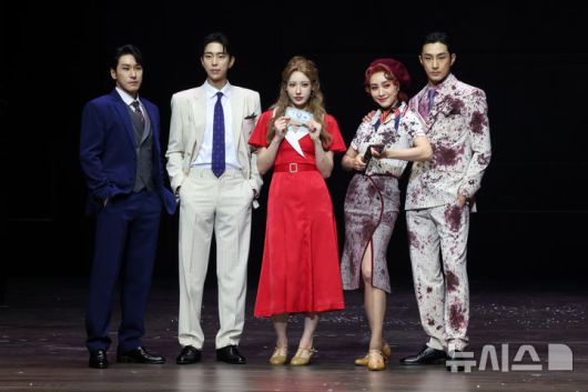 [서울=뉴시스] 박진희 기자 = 뮤지컬 '보니 앤 클라이드' 보니 파커 역의 배우 옥주현과 홍금비, 클라이드 배로우 역의 배우 조형균, 윤현민, 배나라가 18일 서울 종로구 홍익대 대학로 아트센터 대극장에서 기자간담회를 하고 있다. 2025.12.18. pak7130@newsis.com