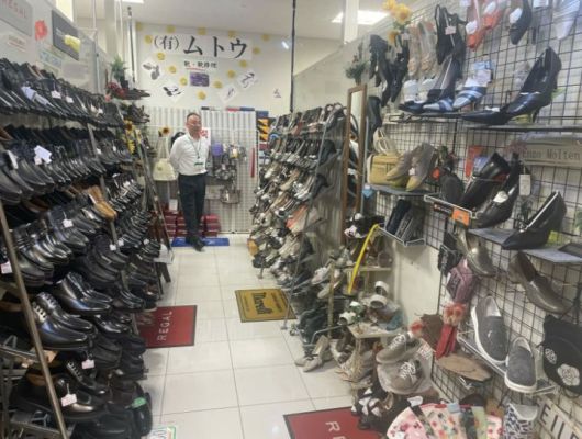 [서울=뉴시스] 다카이치 사나에 일본 총리가 일년에 한두 차례 구두를 사는 국회의원 오피스 빌딩인 중의원(하원) 제2의원회관 지하 1층에 있는 구두점의 모습. (사진출처: 아에라 캡처) 2025.12.19.