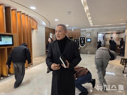 [서울=뉴시스] 19일 서울 신촌 세브란스병원 장례식장에 마련된 고(故) 윤석화 빈소를 방문한 유인촌 전 문화체육부 장관 2021.12.19. suejeeq@newsis.com