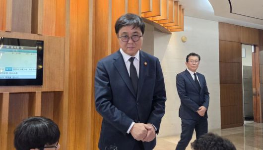 [서울=뉴시스] 19일 서울 신촌 세브란스병원 장례식장에 마련된 고(故) 윤석화 빈소를 방문한 최휘영 문화체육부 장관 2025.12.19. youn@newsis.com *재판매 및 DB 금지